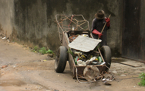 Des pousse-pousseurs des déchats ménagers font une bonne affaire à Kinshasa.